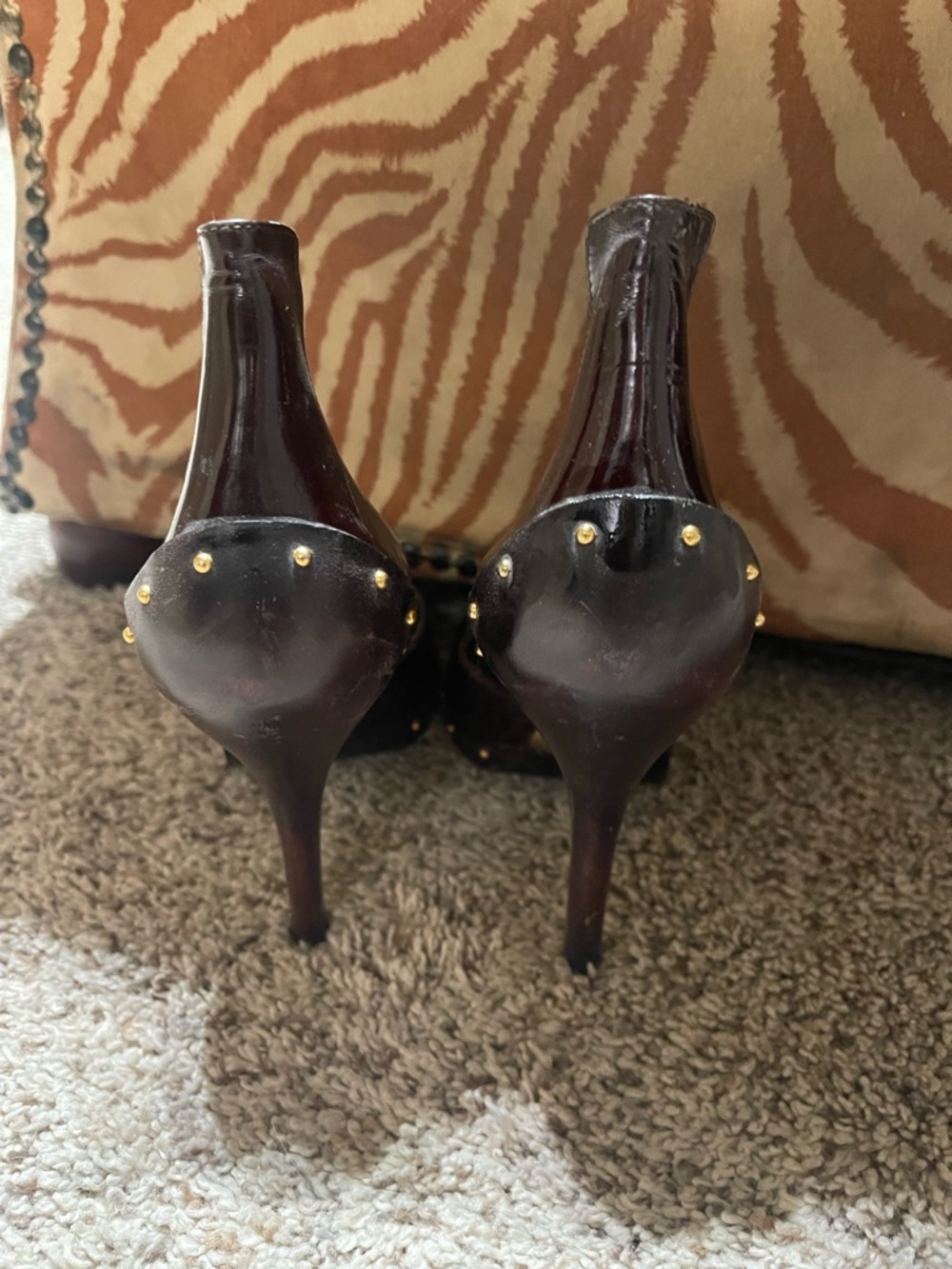 Gucci Patent Leather Pointed Toe Pumps in Deep Burgundy with Gold Studs - Picture 3 of 3